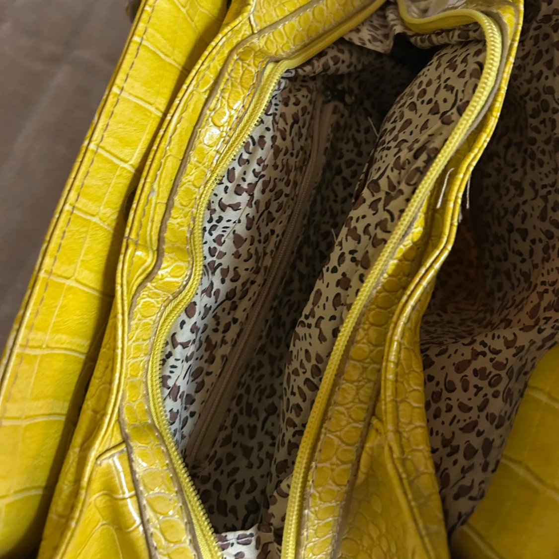 Gul axelväska med krokodilmönster - 92