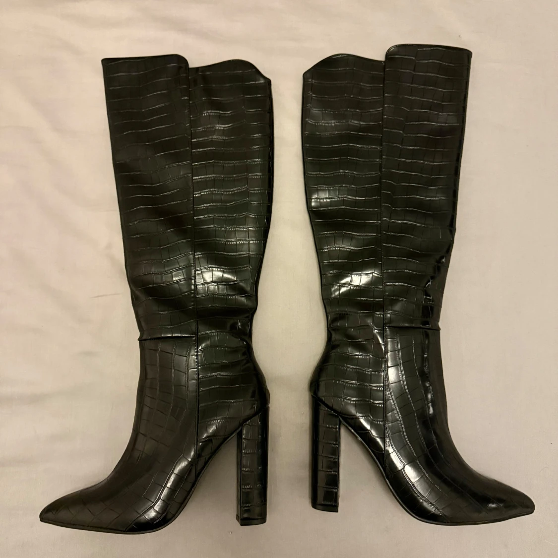 Svarta stövlar med krokodilmönster - 90