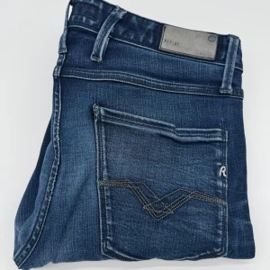 REPLAY ANBASS JEANS  - - Replay anbass jeans - Slim fit passform - Storlek W31/L32 - Nypris runt 1800kr - Kontakta för fler frågor eller funderingar // Deluxecloset