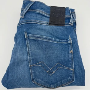 REPLAY ANBASS HYPERFLEX - - Replay anbass jeans - Slim fit passform - Storlek W29/L32 - Nypris runt 1800kr - Kontakta för fler frågor eller funderingar // Deluxecloset