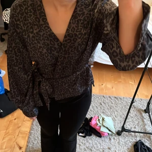 Leopardblus  - Superfin leopardmönstrad blus från bik bok! Knappt använd. Två knappar i slutet på ärmarna som går att knäppa. Gjord i siden. Den knyts runt midjan och har även en mindre knytning på insidan för att förhindra att tröjan öppnas upp. Pris diskuterbart 🤗❤️