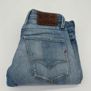 REPLAY ANBASS JEANS  - - Replay anbass jeans - Slim fit passform - Storlek W30/L32 - Nypris runt 1800kr - Kontakta för fler frågor eller funderingar // Deluxecloset