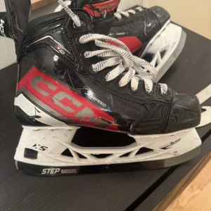 CCM Jetspeed FT6 38,5 - Använda skridskor men mycket kvar att ge, extra skenor följer med! Storlek 38,5 (5) 24,3cm Ena plösen är lagad hos skräddare (går att köpa ny om man hellre vill det) 