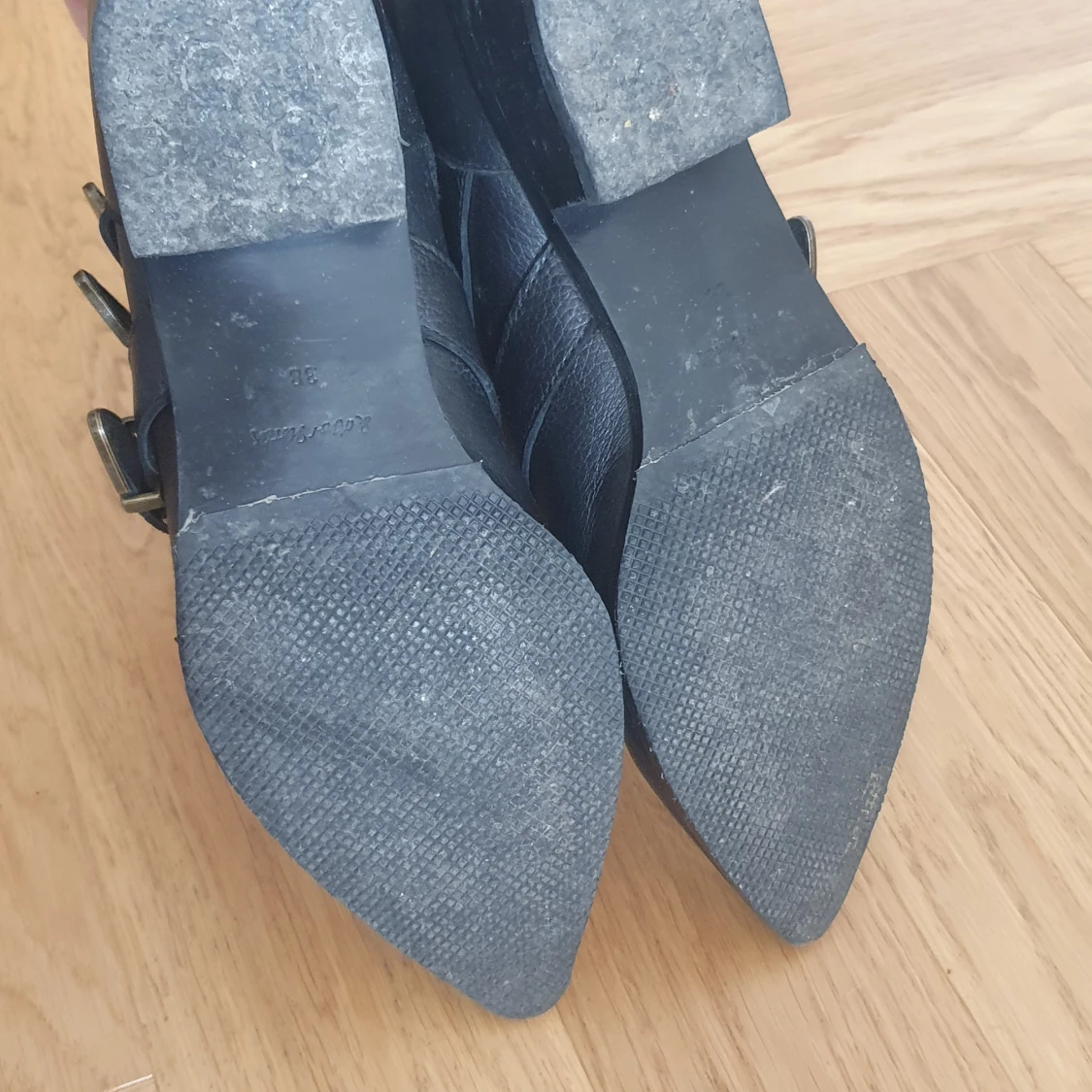 Svarta boots med spännen från &Other Stories - 92