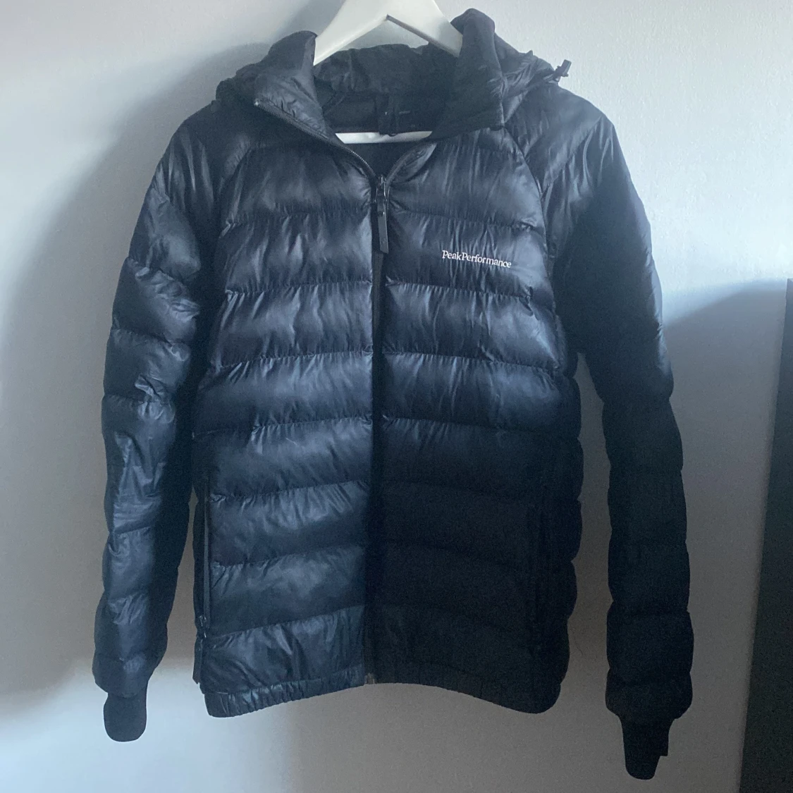 Svart dunjacka från Peak Performance
