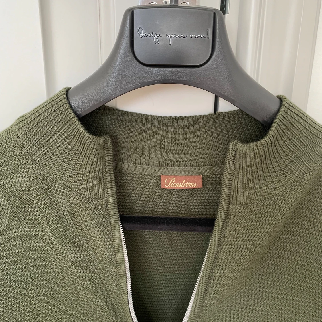 Olivgrön stickad kofta från Stenströms - 90