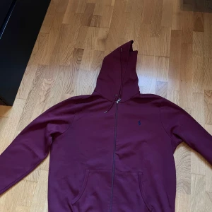 Vinröd hoodie från Ralph Lauren - Snygg vinröd hoodie från Ralph Lauren med dragkedja. Skick 8/10 storlek M