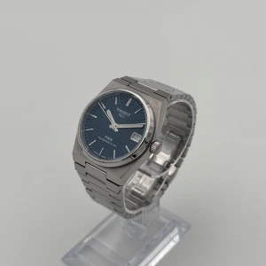 Tissot PRX Powermatic 80 - • Modell: Tissot PRX Powermatic 80 (Mörkblå) • Storlek: 35mm • Referens: T137.207.11.041.00 • År: 2024 • Skick: Mycket Bra • Medföljer: Fullset 