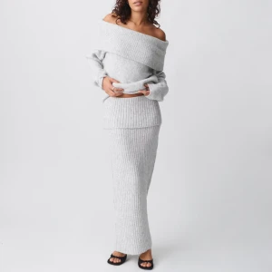 Stickad foldover kjol - Superfin och mysig kjol ifrån Gina tricot, ribbstickad och väldigt stretchig. Den är ny med prislapp kvar och helt oanvänd, säljer då jag inte tyckte den passade mig. Nypris 500kr, bara att skriva för mått💞