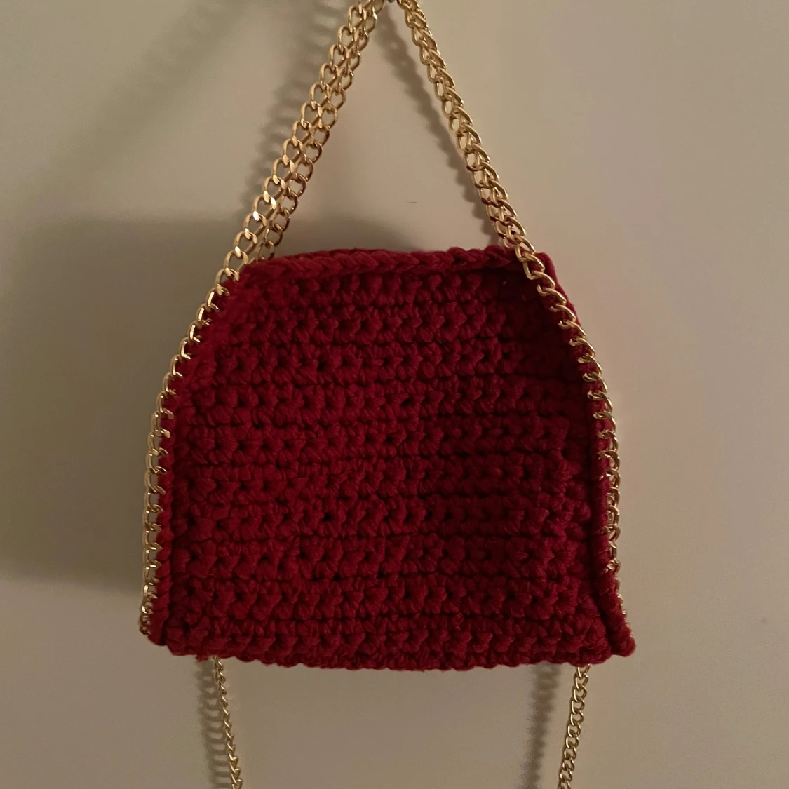 Vinröd virkad väska