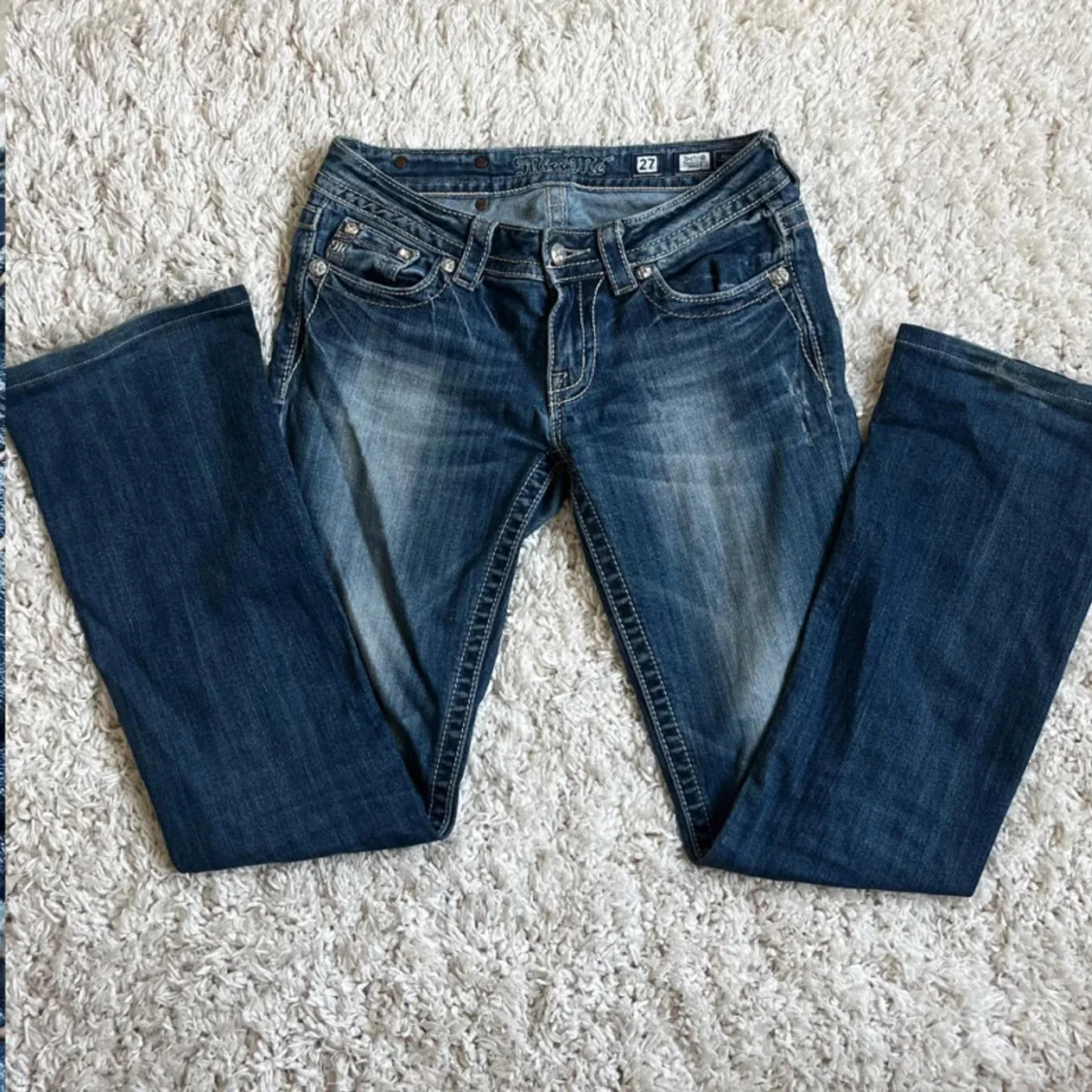 Blå jeans med dekorerade bakfickor från Miss Me - 93