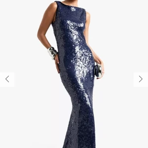 Mörkblå paljettklänning - Säljer denna oanvända mörkblå långklänning täckt av glittrande paljetter. Klänningen är ärmlös med en öppen rygg. Perfekt för en glamorös kväll. Köpt på boohoo.