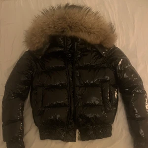 Svart dunjacka från Moncler - Äkta Moncler jacka i bra kvalité och skick. Skulle säga den är som ny. Priset går att diskutera och fråga gärna om ni vill se fler bilder😍storleken är 1 men skulle säga XS-S själv. 