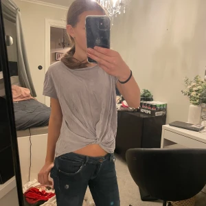  T-shirt  - Snygg detalj men snurrning på framsidan. Super skönt  material