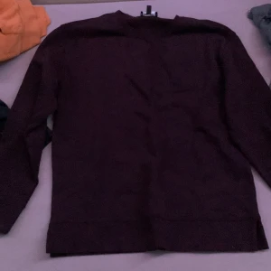 Mörklila långärmad tröja - Säljer en stilren mörklila tröja med långa ärmar. Perfekt för kyliga dagar och kan enkelt matchas med olika outfits. Tröjan är i bra skick och redo för en ny ägare!
