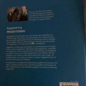 Byggledning Projektering - Denna bok handlar om byggledning och projektering, med fokus på att hantera komplexa byggprojekt. Den täcker ekonomiska och tidsmässiga aspekter samt ger praktiska lösningar för effektiv projektledning. Perfekt för studenter och yrkesverksamma inom byggbranschen.