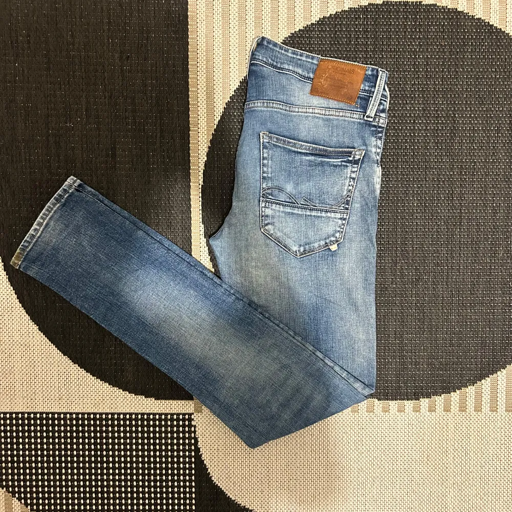 Säljer ett par snygga blå jeans från Jack & Jones i modellen Glenn Fox Comfort. De har en klassisk femficksdesign och en bekväm passform. Perfekta för både vardag och fest! 🕺. Jeans & Byxor.