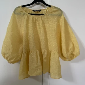 Gul blus från Zara - Säljer en söt gul blus från Zara i storlek S. Blusen har en luftig passform med trekvartsärmar💕💕