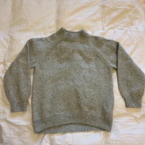 Stickad tröja  - En stickad tröja från Zara, ser grå ut på bilden men har en liten blå/blågrön ton till den, aldrig använd men ingen lapp kvar, säljs pga att den är för liten, storlek 11-12 år