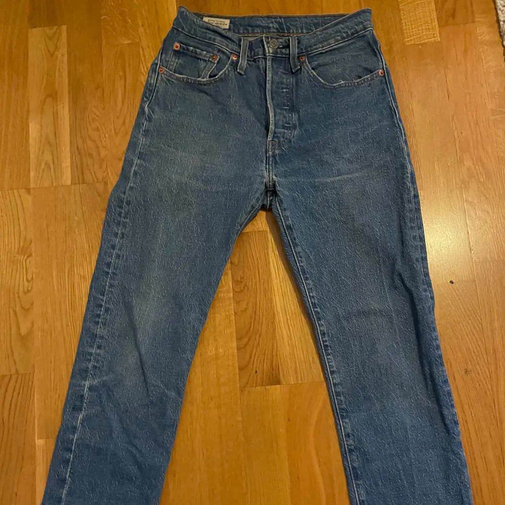 Säljer nu dessa snygga Levis 501. Byxorna är blåa med lite slitningar som design. Storleken är W26 L28. De är i fint skick och har knappat till gylf. Skriv vid frågor MVH Hugo. Jeans & Byxor.