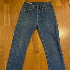 Levis 501 - Säljer nu dessa snygga Levis 501. Byxorna är blåa med lite slitningar som design. Storleken är W26 L28. De är i fint skick och har knappat till gylf. Skriv vid frågor MVH Hugo