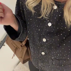 Svart jeanstopp med glitter paljetter  - Säljer en svart supersnygg jeanstopp från bikbok, supersnygg till kostymbyxor!!! Storlek S,använd en gång 