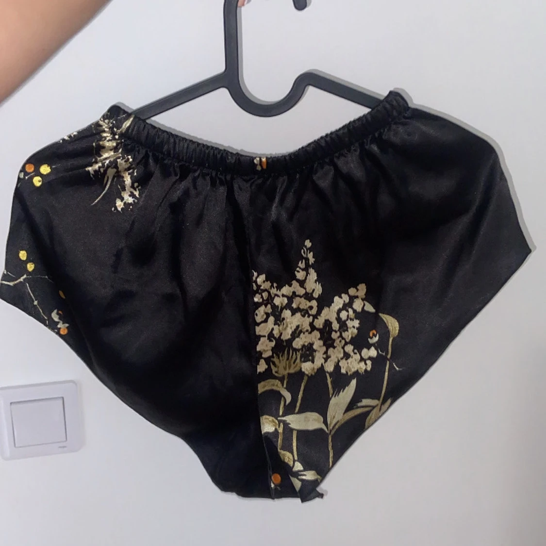 Svarta shorts med blommönster