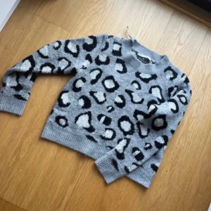 Grå leopardmönstrad tröja - Säljer en supercool grå tröja med leopardmönster från only! Fint skick. Står storlek m men den är väldigt liten i storleken så skulle säga xs/s! 💗 älskar den!!!