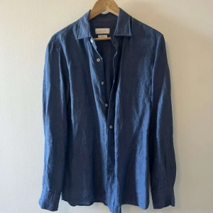 Massimo dutti skjorta  - Massimo dutti skjorta i mycket bra skick, material linne och sitter väldigt bra på. Dm för ytterligare info 