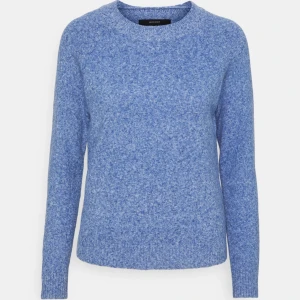 Blå stickad tröja - Säljer en supermysig blå stickad tröja från Vera Moda i stl XS🥰🥰