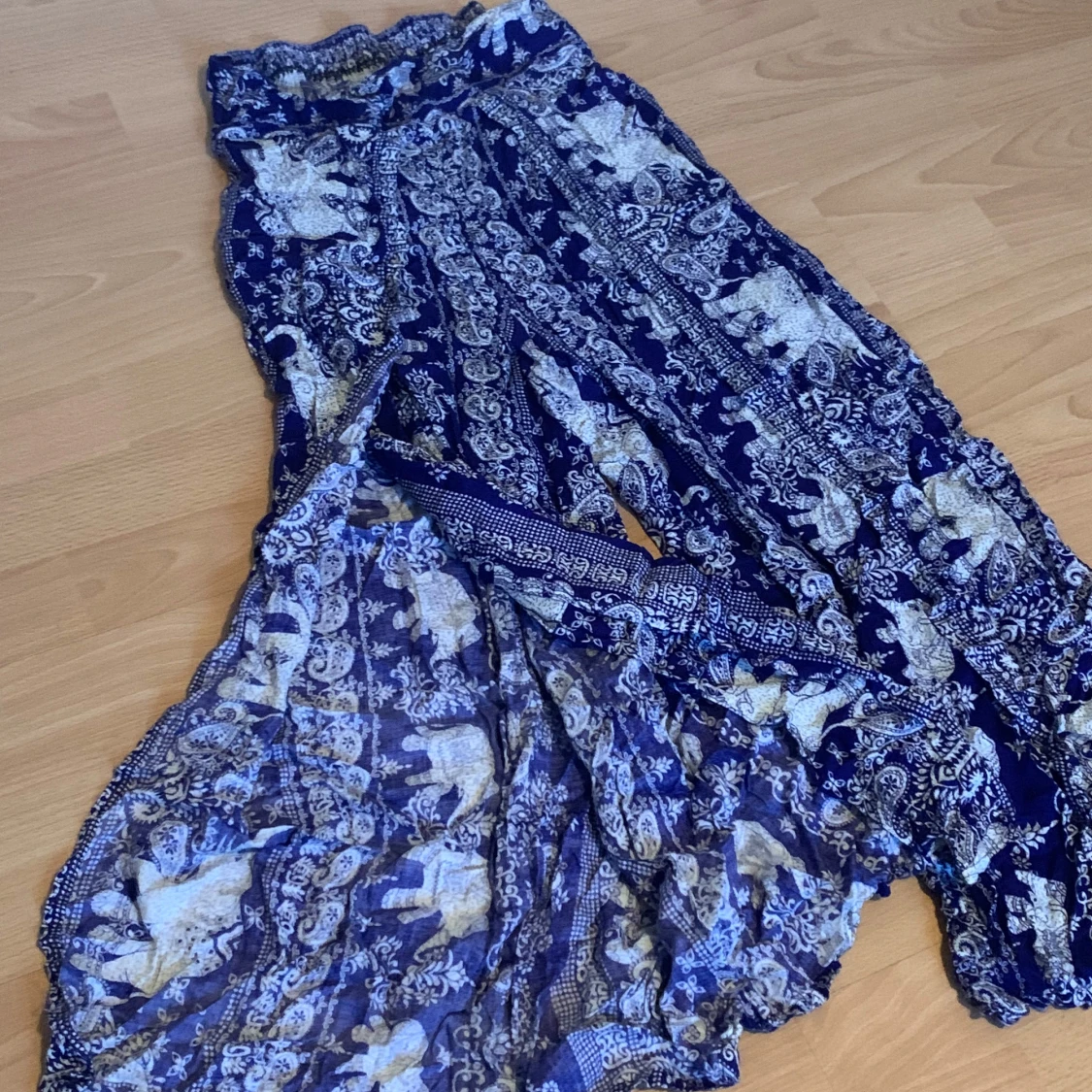 Mönstrade vida byxor i blått och vitt - 92