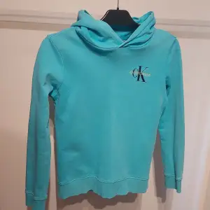 Säljer en snygg turkos hoodie från Calvin Klein i bra skick. Barn storlek 12 alltså passar 12 år men skulle säga att den passar mindre också.