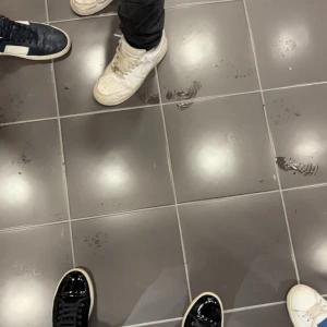 Svarta sneakers från Lanvin - Säljer ett par snygga svarta sneakers från Lanvin. De har en stilren design med svarta snören och en vit sula. Skorna är i bra skick och passar perfekt för både vardag och fest. Kommer med originalförpackning och dustbag.