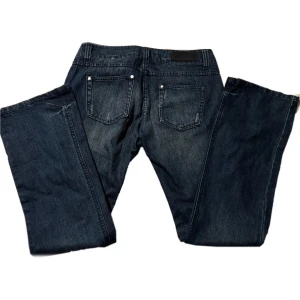only lågmidjade jeans - Mörkblå jeans i bra skick från ONLY💞 säger då de är för små för mig. Midjemått=40