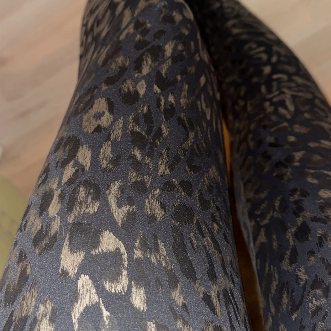 Svarta leopardmönstrade leggings från Onzie - 91