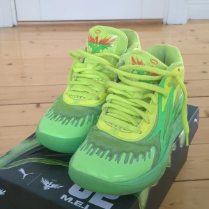 Gröna sneakers från Puma - Säljer ett par m.b 02 slime Nickelodeon i storlek 36 dom går inte och få tag i längre i just denna färg passar även 36.5 och 37 box ingår också