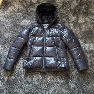 Mörkblå vinterjacka från Save The Duck - Säljer denna mörkblåa vinterjackan från Save the duck 🙌Jackan e i nyskick 10/10 knappt använd och passar perfekt nu till vintern 🤝 Storlek M sitter true to size 👐🏼