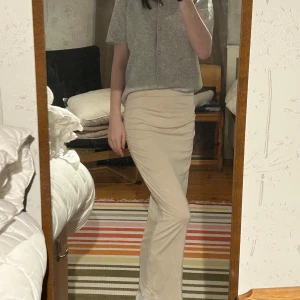 Beige långkjol - Säljer en superfin beige långkjol. Kjolen är i ett mjukt och bekvämt material, perfekt för både vardag och fest. Den har en tight passform som framhäver figuren. Passar perfekt till en enkel topp eller en stickad tröja. 🥰