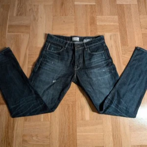 Jack & jones jeans - Säljer ett par mörkblå jeans från Jack & Jones. De har en klassisk femficksdesign och en snygg tvättad look. Perfekta för både vardag och fest! Passar till allt och är superbekväma. De är aldrig använda. Original pris: 1000kr
