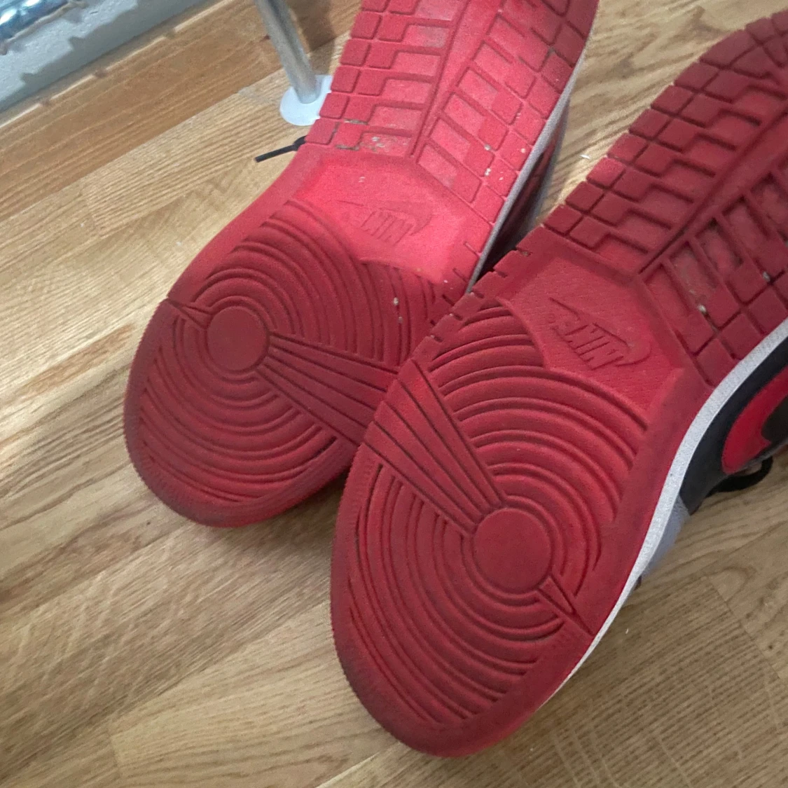 Nike Air Jordans i grått och rött - 1