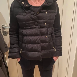 Moncler jacka dam - En moncler jacka i junior dam storlek. En mycket sällsynt model och en lite äldre. Köpt för några år sedan för 8500 kr. Storlek 152 ungefär en xs dam. Jätte snygg jacka. Bara att skriva ifall ni har frågor, priset är ej hugget i sten. 