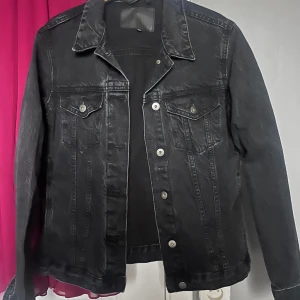 Svart jeansjacka - Säljer en svart jeansjacka i storlek XS. Passar till de mesta. Hel och fin
