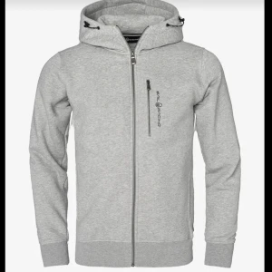 Grå Sail Racing kofta  - Säljer en stilren grå hoodie från Sail Racing i bra skick. Har inte kommit till användning på ett par år, därav det låga priset!