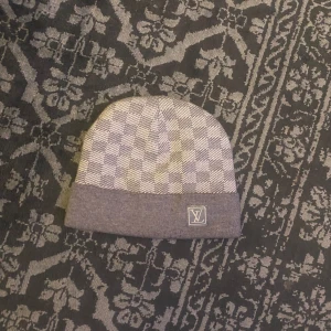 Gå rutig mössa - Skön mössa till vintern. Pris kan diskuteras. Skönt material🤗