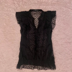 Svart blus med prickar🎀 - Jätte fin svart blus från Oasis med volangdetaljer och prickar. Den är i väldigt gott skick och är i storleken S💕