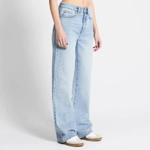 Ljusblå jeans - Säljer ett par ljusblå jeans i klassisk stil. De är högmidjade och har en loose passform som ger en avslappnad look. Perfekta för både vardag och fest! Färgen är lite mörkare blå i riktiga livet än i bilderna 🩵