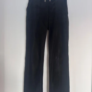 juicy couture - Jag säljer dessa snygga mjukisbyxor från juicy couture! Byxorna är i bra skick men något noppriga i tyget runt midjan! Därför säljer jag dom för 500 kr😊