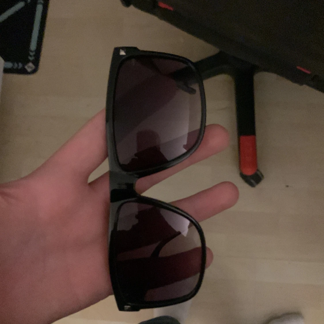 Svarta solglasögon med lila tonade linser - 91