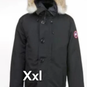 Svart parkajacka med pälsdetalj - Min man använde den 1-2 gånger, den är helt ny!