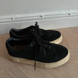 Eytys skor - Säljer dessa Eytys skor i storlek 39. Säljs då de tyvvär inte kommer till användning längre ä. Vid eventuella frågor eller funderingar kom privat 🩷